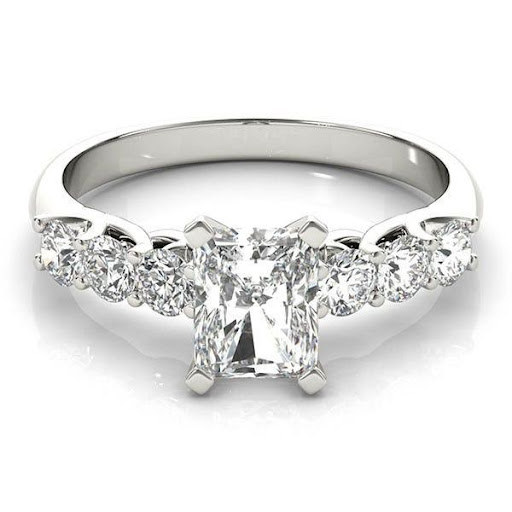 radiant-cut-diamonds-rings