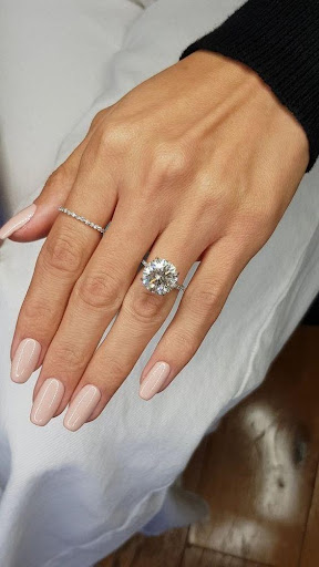 round-brilliant-cut-diamond-rings