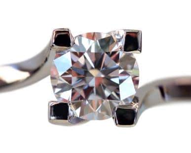 Diamond tension setting with square prong