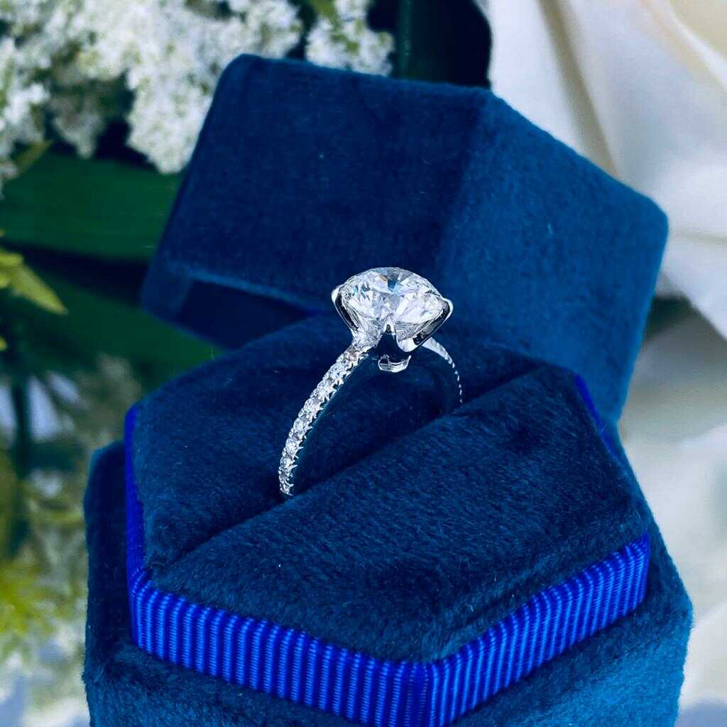 What Is the Average Diamond Engagement Ring Size