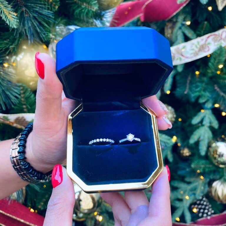 What is the difference between engagement and wedding ring